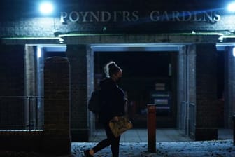 Eine Frau läuft nach Einbruch der Dunkelheit allein durch Südlondon.
