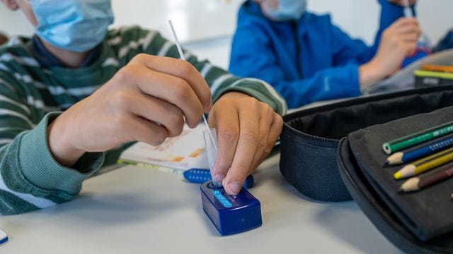 Münchner Schüler machen zu Beginn des Unterrichts einen Covid-19-Schnelltest.