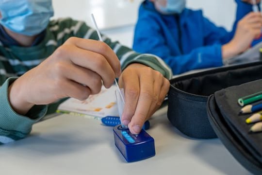 Münchner Schüler machen zu Beginn des Unterrichts einen Covid-19-Schnelltest.