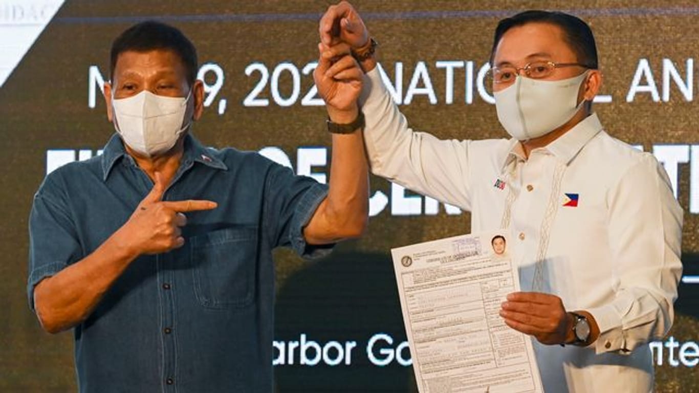 Rodrigo Duterte will künftig seinen langjährigen Berater Christopher Go unterstützen, der gerade seine Kandidatur für das Amt des Vizepräsidenten eingereicht hat.