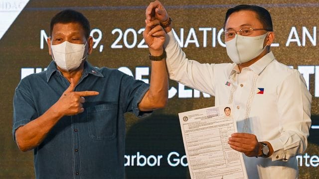 Rodrigo Duterte will künftig seinen langjährigen Berater Christopher Go unterstützen, der gerade seine Kandidatur für das Amt des Vizepräsidenten eingereicht hat. Rodrigo Duterte will künftig seinen langjährigen Berater Christopher Go unterstützen, der gerade seine Kandidatur für das Amt des Vizepräsidenten eingereicht hat.