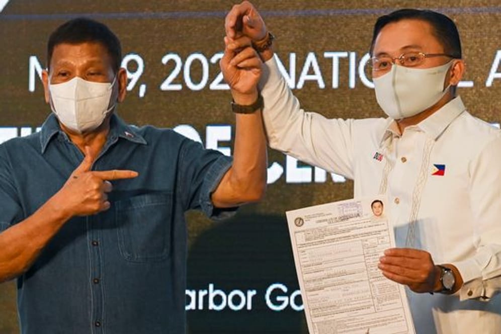 Rodrigo Duterte will künftig seinen langjährigen Berater Christopher Go unterstützen, der gerade seine Kandidatur für das Amt des Vizepräsidenten eingereicht hat.