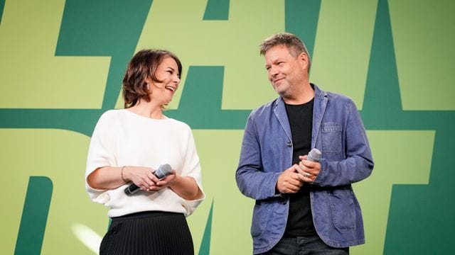 Die Grünen-Parteivorsitzenden Annalena Baerbock und Robert Habeck treten bei einem Kleinen Parteitag auf. Die Grünen-Parteivorsitzenden Annalena Baerbock und Robert Habeck treten bei einem Kleinen Parteitag auf.