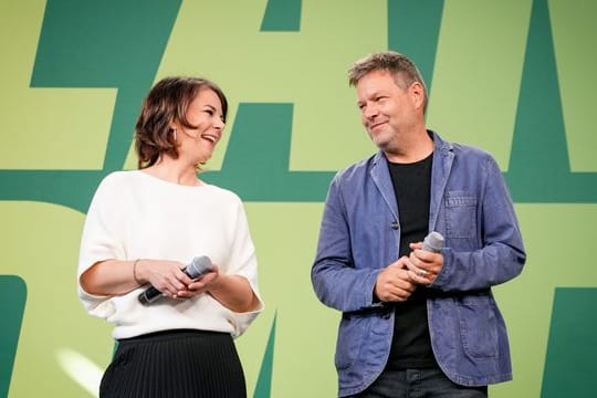 Die Grünen-Parteivorsitzenden Annalena Baerbock und Robert Habeck treten bei einem Kleinen Parteitag auf.