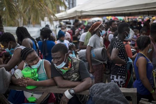 Haitianische Migranten warten darauf, an Bord eines Boots in Richtung Capurgana nahe der Grenze zu Panama zu gehen.
