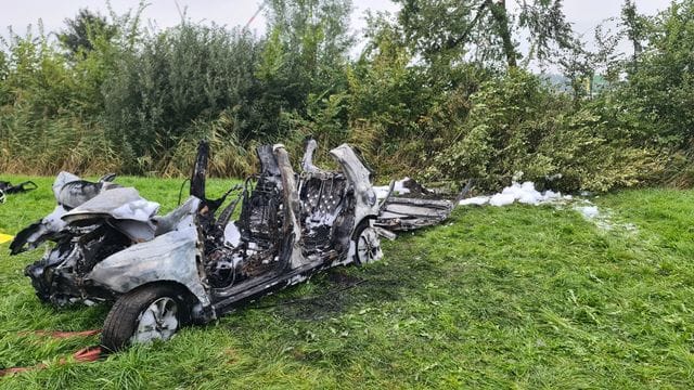 Das ausgebrannte Wrack des Wagens, in dem drei junge Menschen ihr Leben verloren.