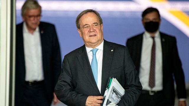 CDU-Chef Armin Laschet verlässt nach Sondierungsvorbereitungen das Konrad-Adenauer-Haus. CDU-Chef Armin Laschet verlässt nach Sondierungsvorbereitungen das Konrad-Adenauer-Haus.