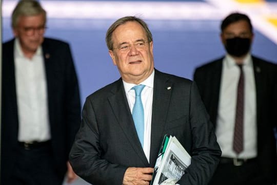 CDU-Chef Armin Laschet verlässt nach Sondierungsvorbereitungen das Konrad-Adenauer-Haus.