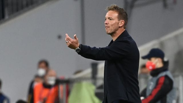 Bayern-Trainer Julian Nagelsmann muss Benjamin Pavard ersetzen.