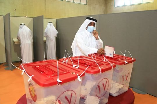 Stimmabgabe in einem Wahllokal in Doha.