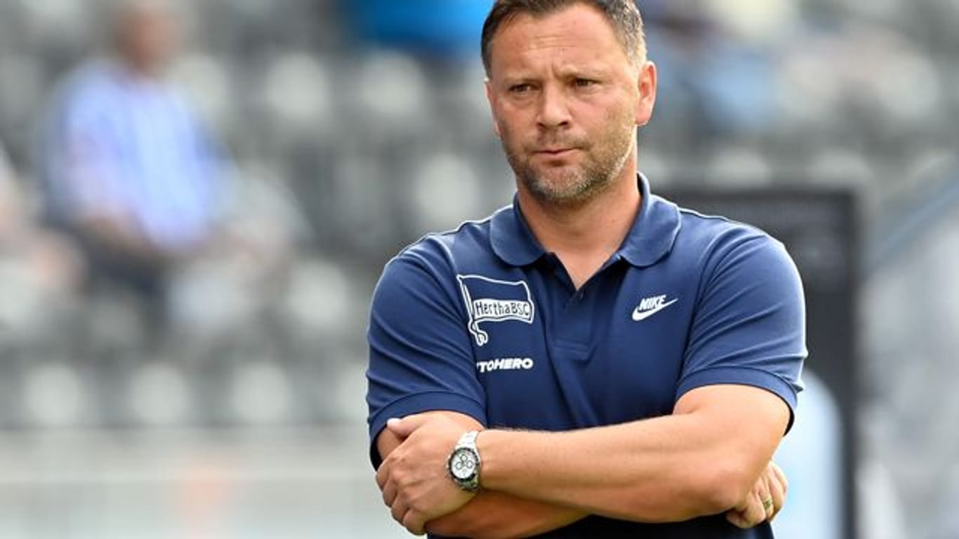 Hertha-Cheftrainer Pal Dardai steht mit verschränkten Armen in der Coaching-Zone.
