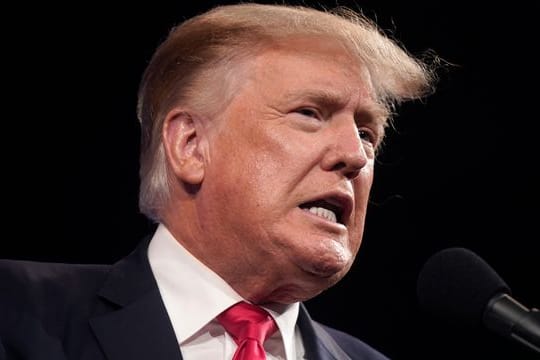 Der Ex-US-Präsident Donald Trump geht gegen Twitter vor.