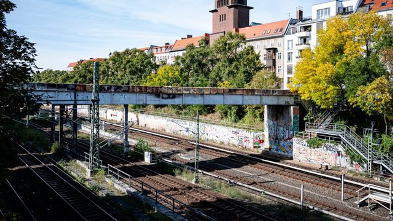 Die Brücke mit der beschädigten Stromleitung nahe der S-Bahn-Station Schönhauser Allee in Berlin.