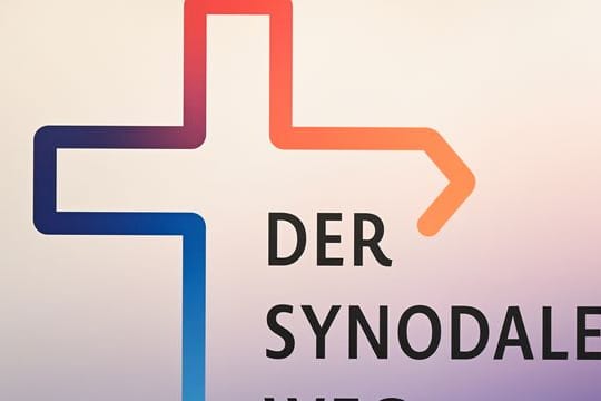 Thomas Sternberg (r), Präsident des Zentralkomitees der deutschen Katholiken, und Georg Bätzing, Vorsitzender der Deutschen Bischofskonferenz, bei der Zweiten Synodalversammlung der katholischen Kirche.