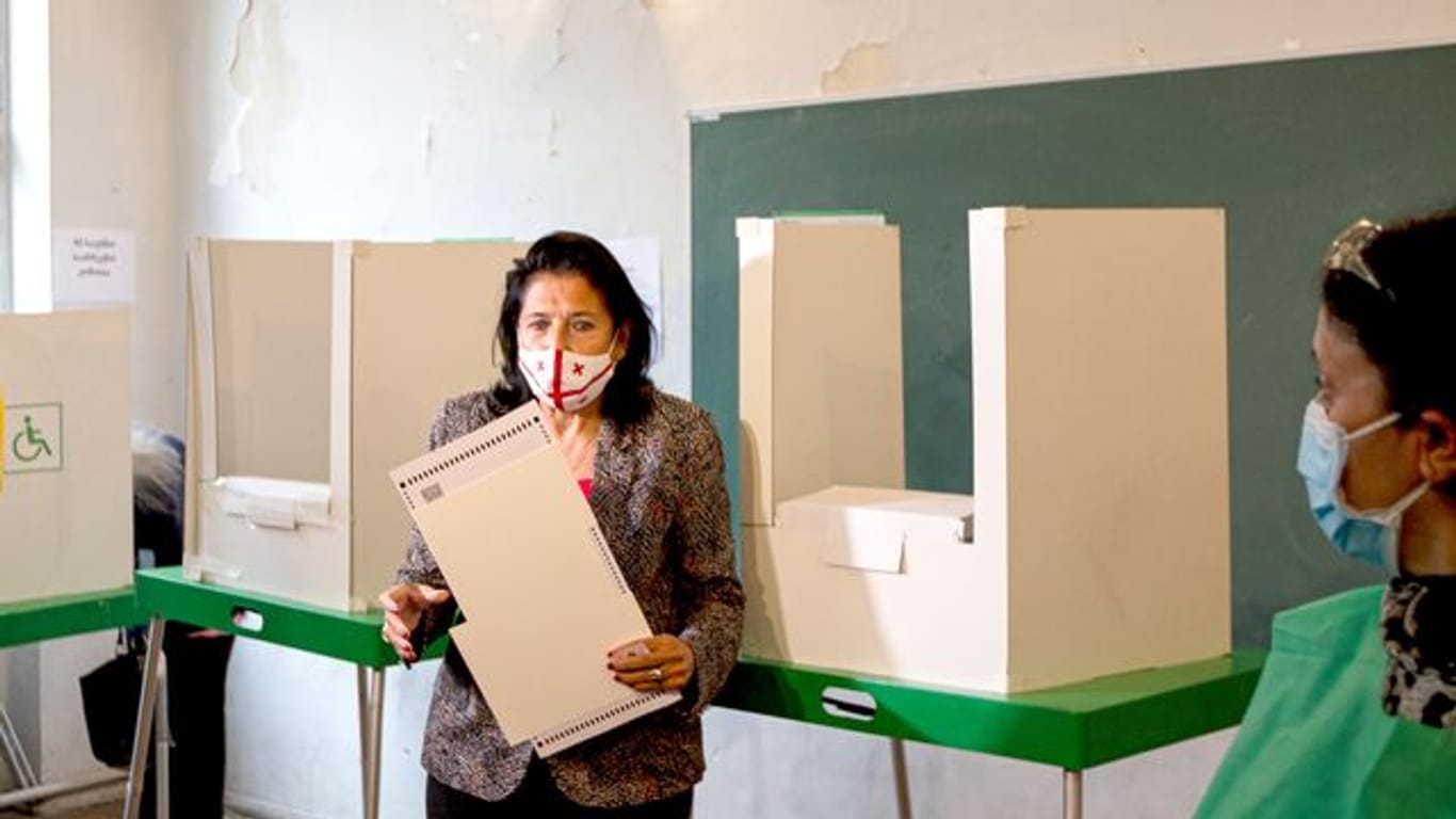 Salome Surabischwili, Präsidentin von Georgien, hält ihren Stimmzettel in einem Wahllokal während der Kommunalwahlen.