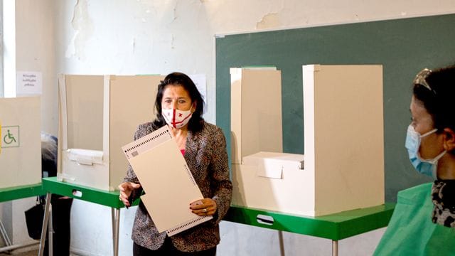 Salome Surabischwili, Präsidentin von Georgien, hält ihren Stimmzettel in einem Wahllokal während der Kommunalwahlen.