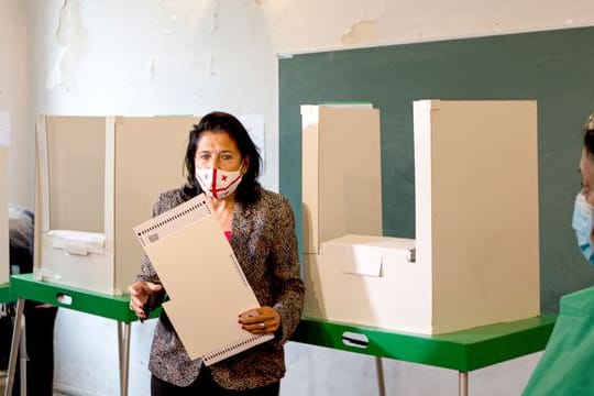 Salome Surabischwili, Präsidentin von Georgien, hält ihren Stimmzettel in einem Wahllokal während der Kommunalwahlen.
