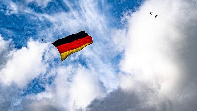 Über dem Flughafen Paderborn-Lippstadt hissen sieben Fallschirmspringer eine Flagge, die so groß ist wie niemals zuvor bei einem Sprung.