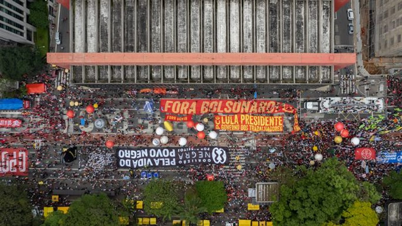 In Sao Paulo fordern Demonstranten die Amtsenthebung von Jair Bolsonaro: Brasiliens Präsident steht unter anderem wegen seines Umgangs mit der Corona-Pandemie in der Kritik.