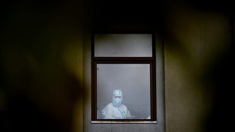 Medizinisches Personal blickt aus dem Fenster einer Covid-19-spezifischen Krankenhausabteilung in Bukarest.
