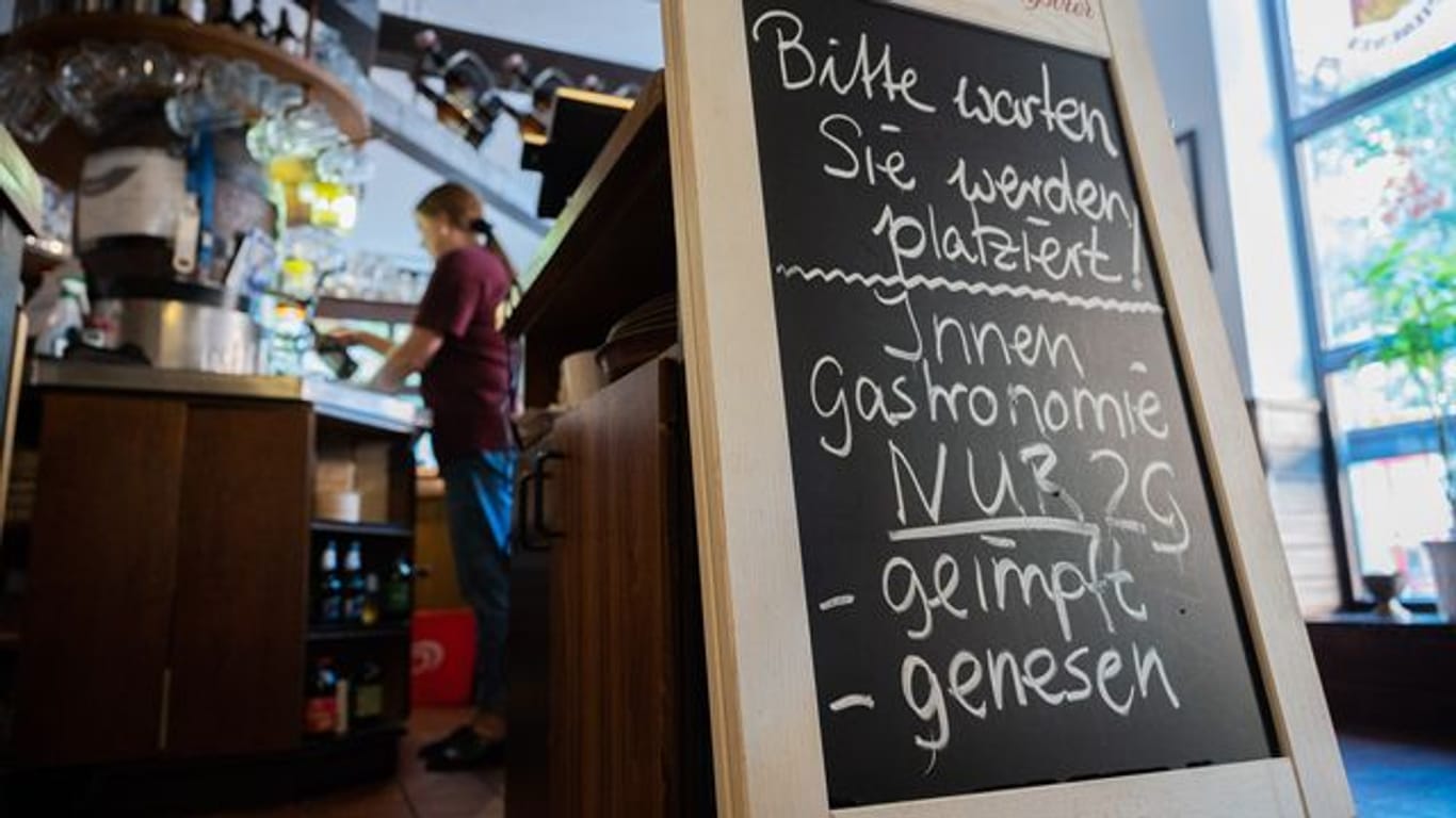Eine Tafel mit der Aufschrift "Innengastronomie - Nur 2G - geimpft - genesen" steht in Schadt’s Brauerei Gasthaus.