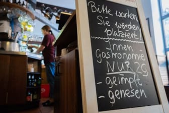 Eine Tafel mit der Aufschrift "Innengastronomie - Nur 2G - geimpft - genesen" steht in Schadt’s Brauerei Gasthaus.