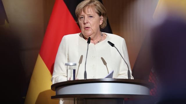 Bundeskanzlerin Angela Merkel (CDU) spricht beim Festakt zum Tag der Deutschen Einheit in der Händel-Halle. Bundeskanzlerin Angela Merkel (CDU) spricht beim Festakt zum Tag der Deutschen Einheit in der Händel-Halle.