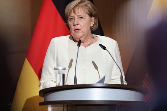 Bundeskanzlerin Angela Merkel (CDU) spricht beim Festakt zum Tag der Deutschen Einheit in der Händel-Halle.