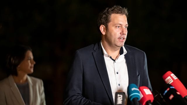 SPD-Generalsekretär Lars Klingbeil wünscht sich baldige Dreiergespräche mit Grünen und FDP. SPD-Generalsekretär Lars Klingbeil wünscht sich baldige Dreiergespräche mit Grünen und FDP.