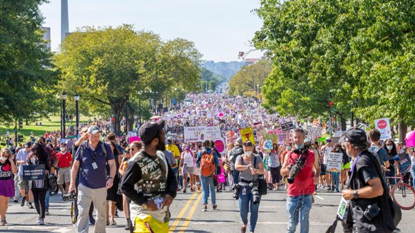 Tausende Menschen demonstrieren in der Washington für das Recht auf Abtreibung.