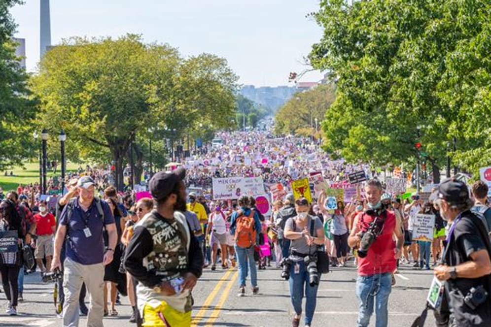 Tausende Menschen demonstrieren in der Washington für das Recht auf Abtreibung.