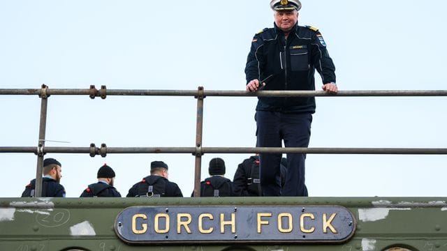 Nils Brandt, Kapitän der Gorch Fock, an Bord des Marineschulschiffes.