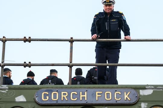 Nils Brandt, Kapitän der Gorch Fock, an Bord des Marineschulschiffes.