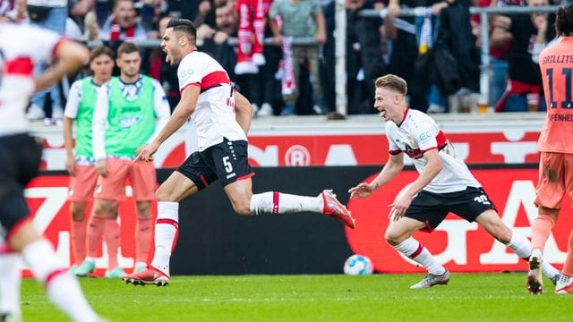 Traf für den VfB Stuttgart: Konstantinos Mavropanos (M).