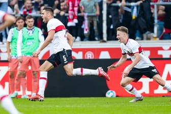Traf für den VfB Stuttgart: Konstantinos Mavropanos (M).