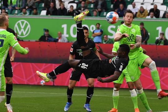 Embolo (M) trifft sehenswert per Fallrückzieher zur Mönchengladbacher Führung.