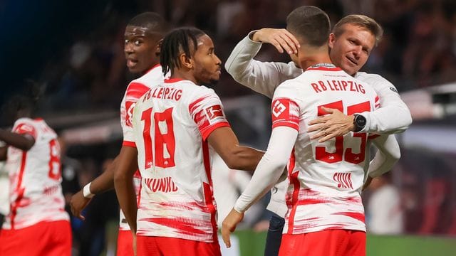 Leipzigs Christopher Nkunku (l), Trainer Jesse Marsch (r) und Torschütze Andre Silva freuen sich über die 1:0-Führung gegen den VfL Bochum. Leipzigs Christopher Nkunku (l), Trainer Jesse Marsch (r) und Torschütze Andre Silva freuen sich über die 1:0-Führung gegen den VfL Bochum.