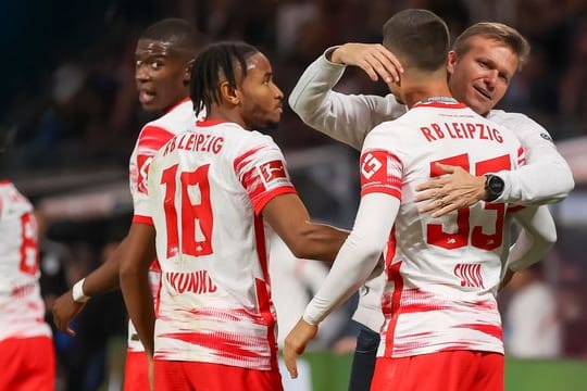 Leipzigs Christopher Nkunku (l), Trainer Jesse Marsch (r) und Torschütze Andre Silva freuen sich über die 1:0-Führung gegen den VfL Bochum.