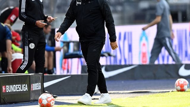 Herthas Cheftrainer Pal Dardai verlässt bei Spielende die Coaching-Zone. Herthas Cheftrainer Pal Dardai verlässt bei Spielende die Coaching-Zone.