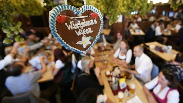 Die Münchner Innenstadtwirte und die Wiesnwirte haben mit Musik, Wiesn-Schmankerl und Wiesn-Bier in ihren Gaststätten trotz des erneut abgesagten Oktoberfests etwas Volksfeststimmung in die Stadt geholt.
