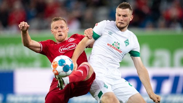Bremens Lars Lukas Mai (r) im Zweikampf mit Düsseldorfs Rouwen Hennings. Bremens Lars Lukas Mai (r) im Zweikampf mit Düsseldorfs Rouwen Hennings.