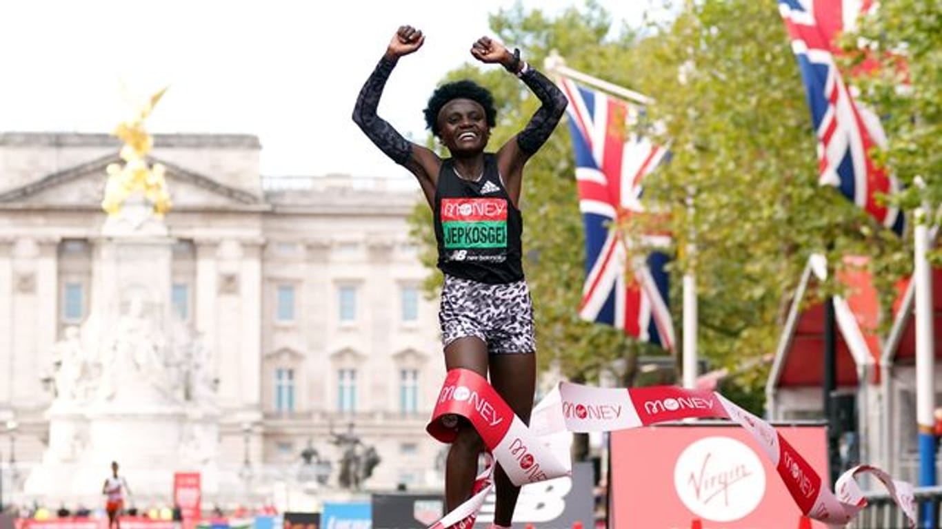 Joyciline Jepkosgei aus Kenia jubelt, als sie die Ziellinie als Erste überquert und den London Marathon 2021 gewinnt.