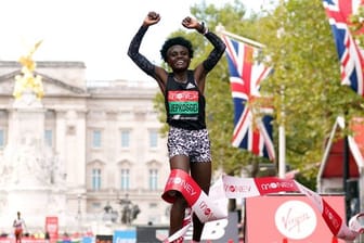 Joyciline Jepkosgei aus Kenia jubelt, als sie die Ziellinie als Erste überquert und den London Marathon 2021 gewinnt.