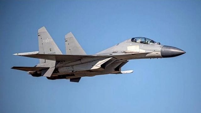 Auf diesem vom taiwanesischen Verteidigungsministerium veröffentlichten undatierten Foto ist ein chinesischer J-16-Kampfjet zu sehen. Auf diesem vom taiwanesischen Verteidigungsministerium veröffentlichten undatierten Foto ist ein chinesischer J-16-Kampfjet zu sehen.