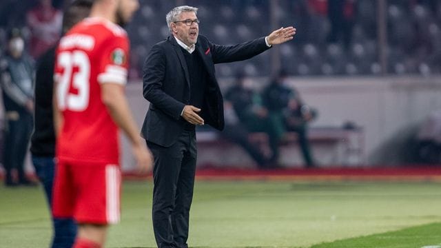 Union-Trainer Urs Fischer steht in der Coachin-Zone und ruft seiner Mannschaft Anweisungen zu.