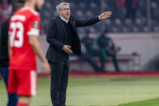 Union-Trainer Urs Fischer steht in der Coachin-Zone und ruft seiner Mannschaft Anweisungen zu.