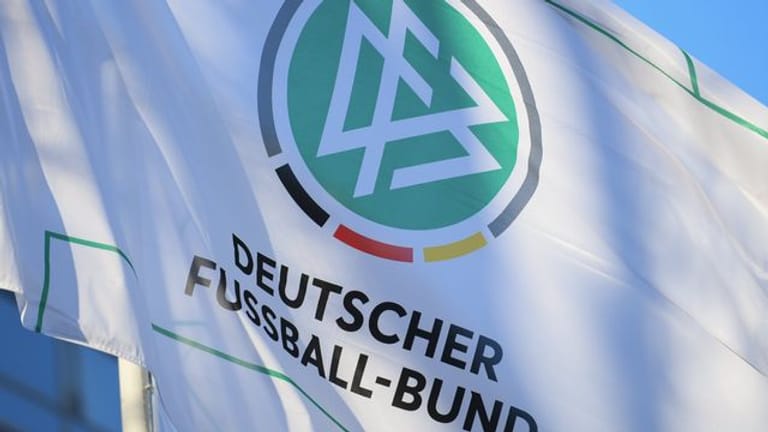 DFB-Fahnen wehen beim außerordentlichen Bundestag des Deutschen Fußball-Bundes (DFB) vor der Messe im Wind.