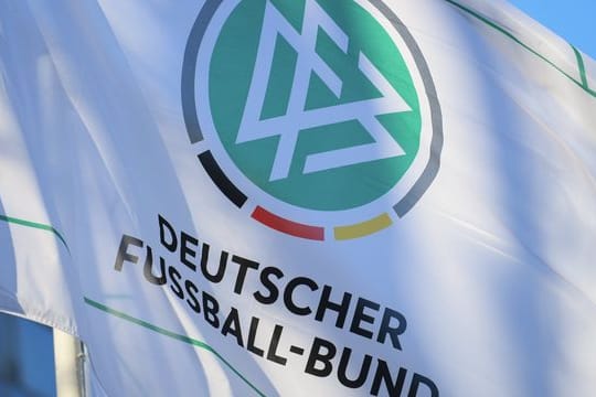 DFB-Fahnen wehen beim außerordentlichen Bundestag des Deutschen Fußball-Bundes (DFB) vor der Messe im Wind.