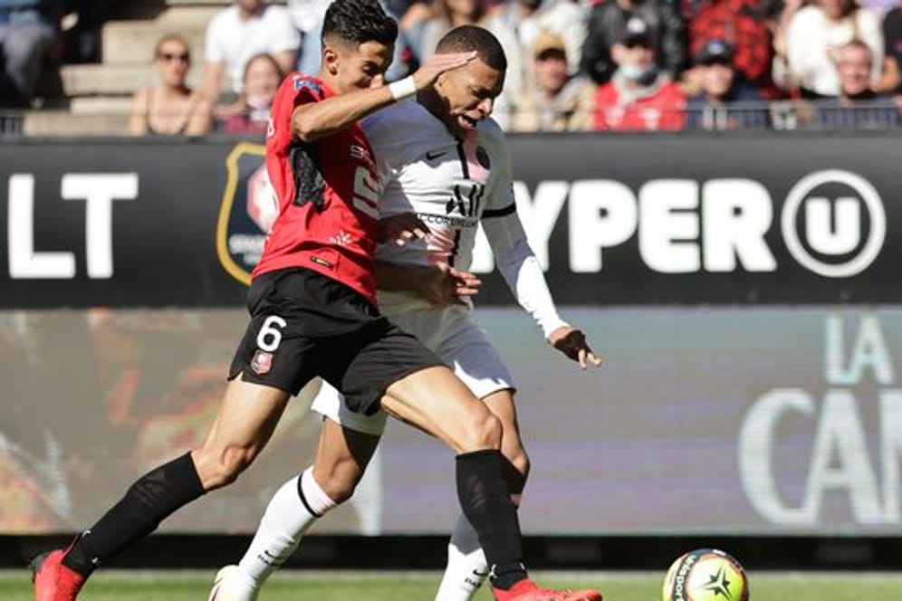 Paris Kylian Mbappe (r) kämpft mit Rennes Nayef Aguerd um den Ball.