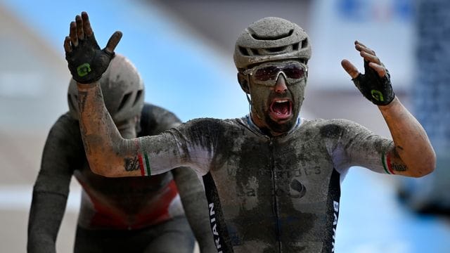 Der Italiener Sonny Colbrelli triumphierte im alten Velodrom von Roubaix.